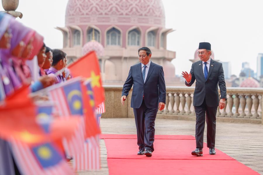 Thủ tướng Anwar Ibrahim chủ trì lễ đón Thủ tướng Phạm Minh Chính thăm chính thức Malaysia - Ảnh 2