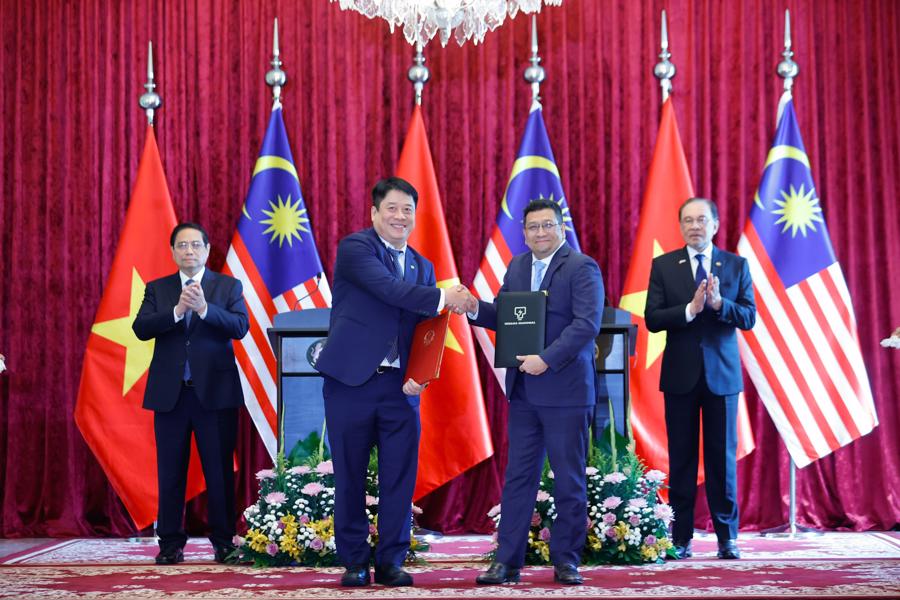 Thủ tướng Phạm Minh Ch&iacute;nh v&agrave; Thủ tướng Malaysia Anwar Ibrahim chứng kiến trao Bản ghi nhớ giữa Tập đo&agrave;n Điện lực Việt Nam v&agrave; Tập đo&agrave;n Điện lực Malaysia - Ảnh: VGP