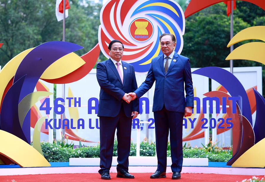 Thủ tướng Ch&iacute;nh phủ Malaysia Anwar Ibrahim ch&agrave;o đ&oacute;n Thủ tướng Phạm Minh Ch&iacute;nh tham dự Hội nghị Cấp cao ASEAN lần thứ 46 v&agrave; c&aacute;c hội nghị cấp cao li&ecirc;n quan - Ảnh VGP