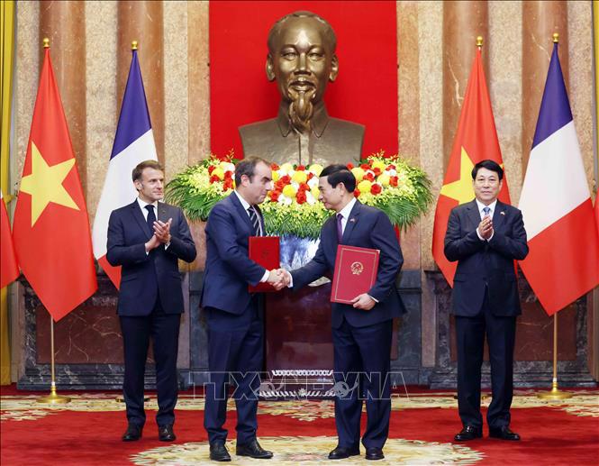 Bộ trưởng Bộ Quốc phòng Phan Văn Giang và Bộ trưởng Bộ Quân đội Pháp Sébastien Lecornu trao đổi Ý định thư giữa Bộ Quốc phòng hai nước về tăng cường hợp tác trong lĩnh vực trang bị quốc phòng - Ảnh: TTXVN