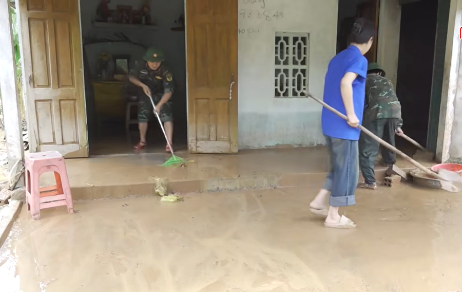 Công an, bộ đội giúp dân thu hoạch lúa sau mưa lũ ở Hà Tĩnh - Ảnh 1