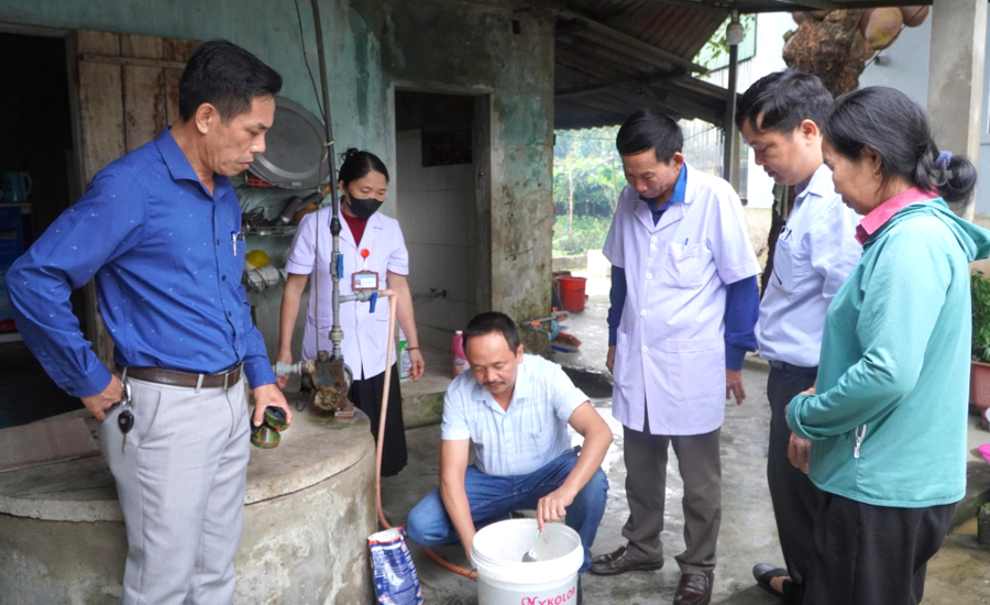 Cán bộ Trung tâm Kiểm soát bệnh tật tỉnh Hà Tĩnh tập trung vào việc xử lý nước sạch, vệ sinh chuồng trại, tiêu độc khử trùng các khu vực bị ngập úng lâu ngày.