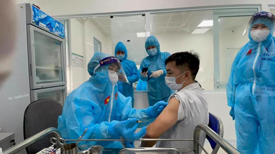 Tiêm vaccine phòng Covid-19. Ảnh: Tuấn Dũng.