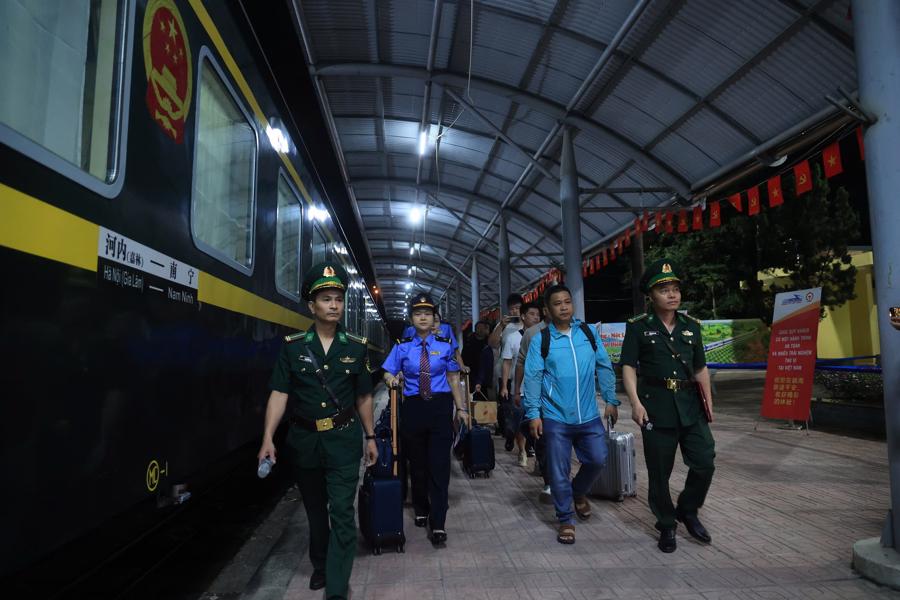 Những hành khách đầu tiên đặt chân tại ga Đồng Đăng.