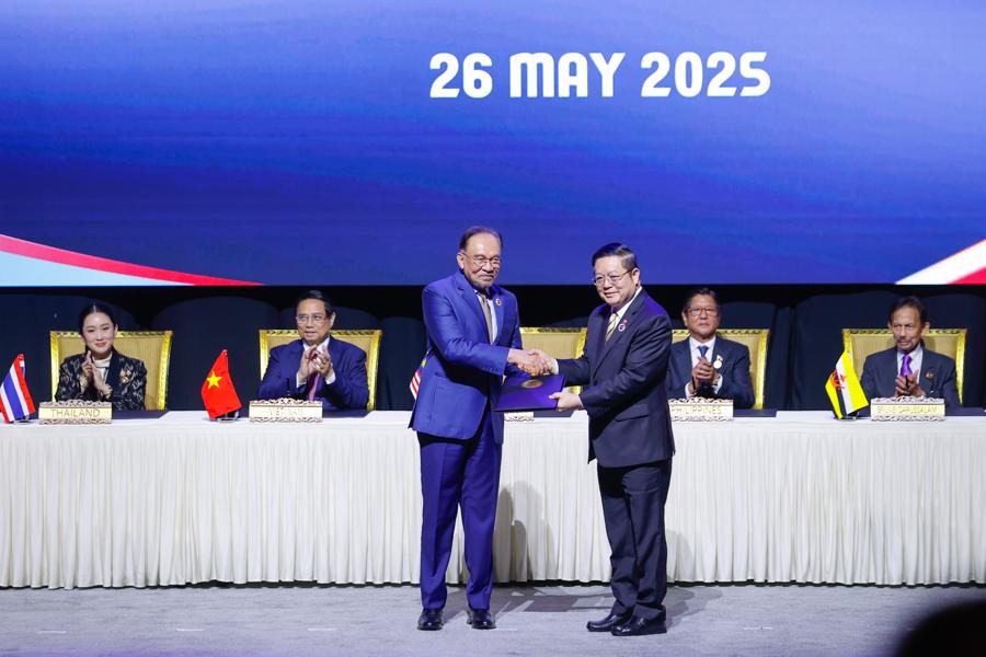 Thủ tướng Malaysia Anwar Ibrahim trao Tuyên bố "ASEAN 2045: Tương lai chung của chúng ta" cho Tổng Thư ký ASEAN Kao Kim Hourn - Ảnh: VGP