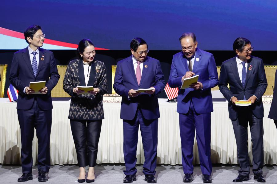 Thủ tướng Malaysia Anwar Ibrahim trò chuyện cùng Thủ tướng Phạm Minh Chính và lãnh đạo một số nước ASEAN sau khi ký Tuyên bố 'ASEAN 2045: Tương lai chung của chúng ta' - Ảnh: VGP