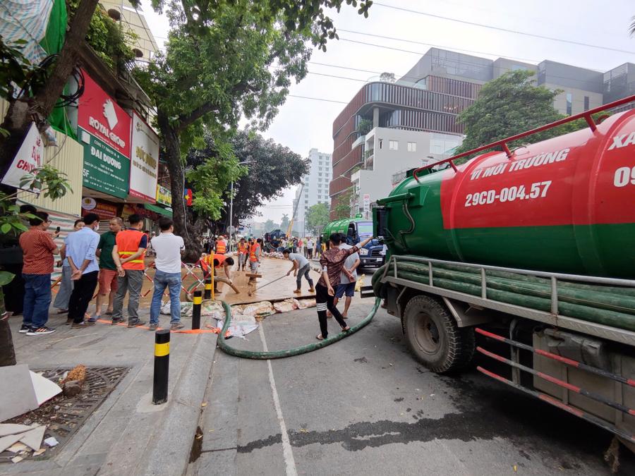 Nhiều trang thiết bị được huy động để nhanh chóng khắc phục sự cố.