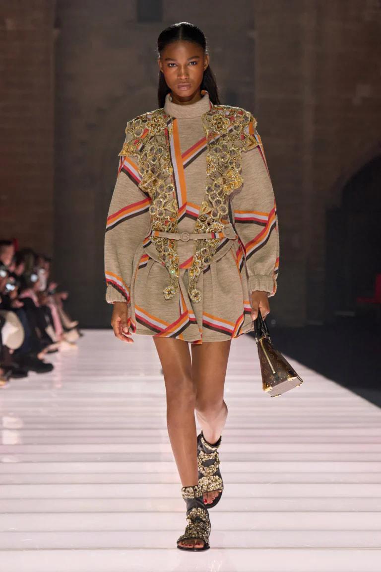 Louis Vuitton Cruise 2026: Lập dị nhưng thực tế - Ảnh 5