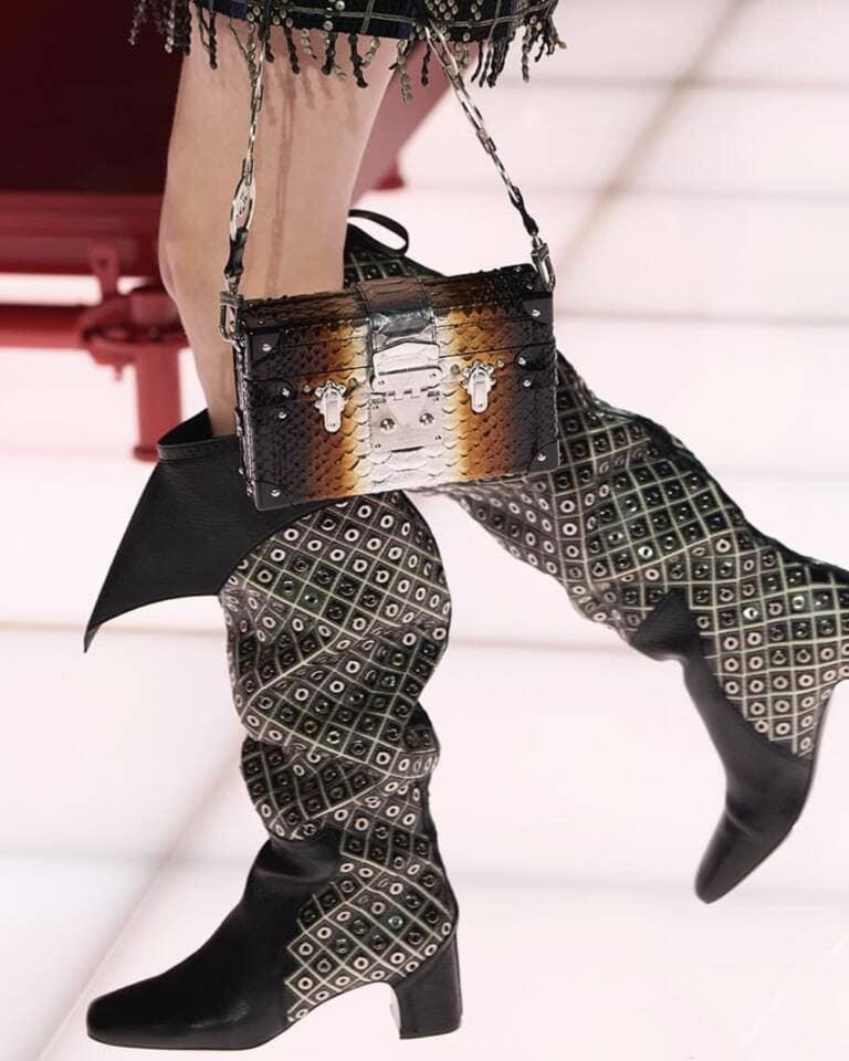 Louis Vuitton Cruise 2026: Lập dị nhưng thực tế - Ảnh 22