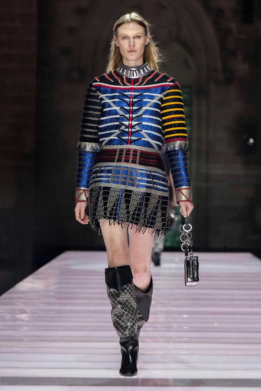 Louis Vuitton Cruise 2026: Lập dị nhưng thực tế - Ảnh 16