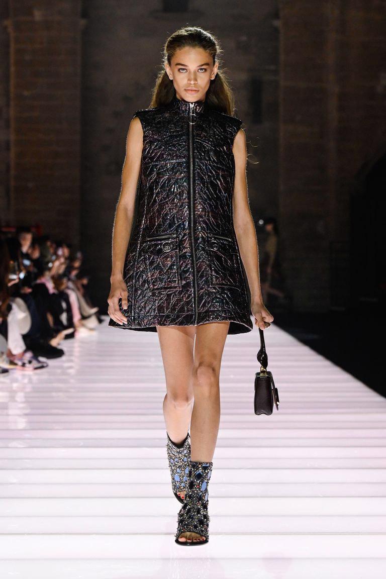 Louis Vuitton Cruise 2026: Lập dị nhưng thực tế - Ảnh 2