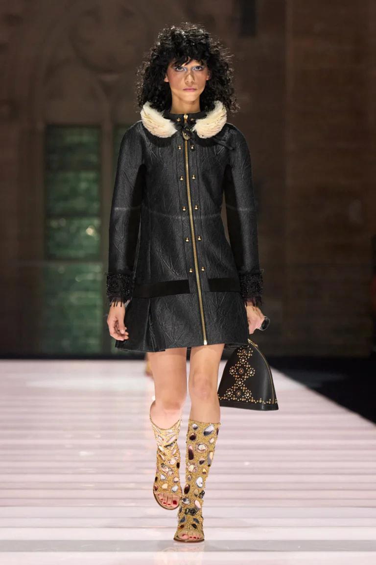 Louis Vuitton Cruise 2026: Lập dị nhưng thực tế - Ảnh 11