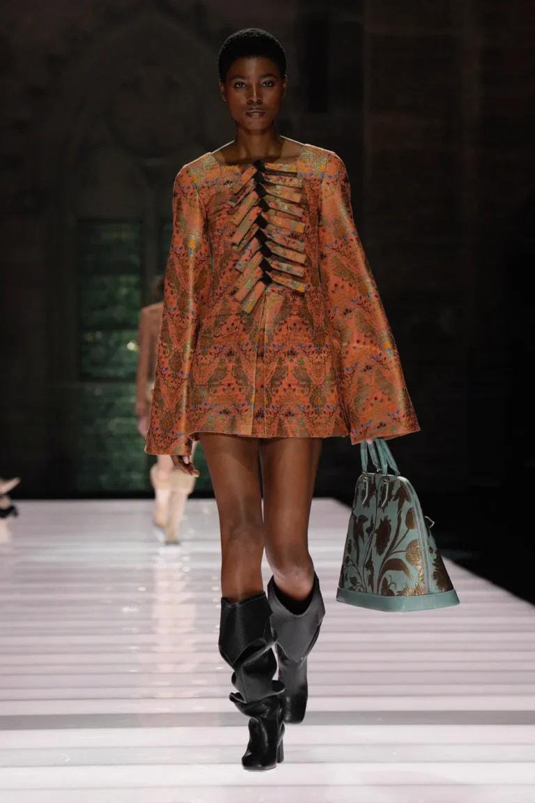 Louis Vuitton Cruise 2026: Lập dị nhưng thực tế - Ảnh 1