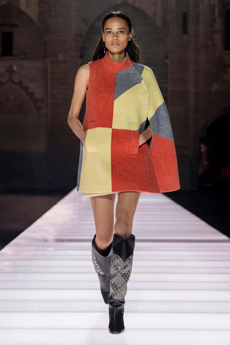 Louis Vuitton Cruise 2026: Lập dị nhưng thực tế - Ảnh 13