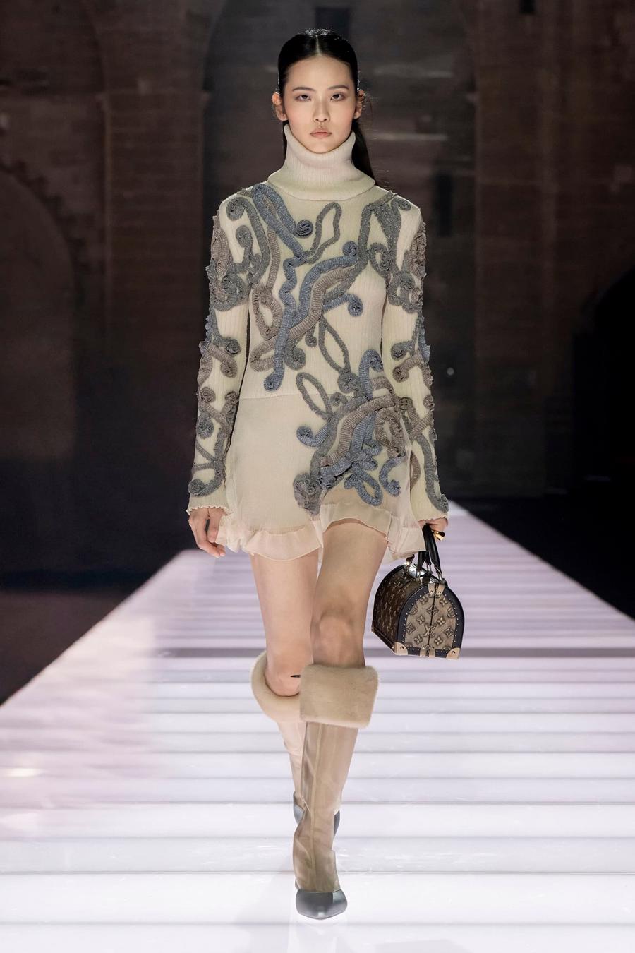 Louis Vuitton Cruise 2026: Lập dị nhưng thực tế - Ảnh 6