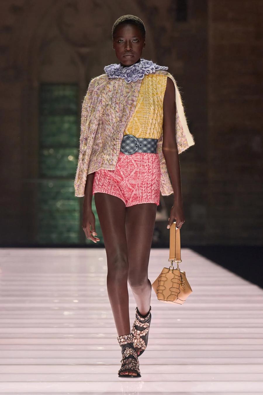 Louis Vuitton Cruise 2026: Lập dị nhưng thực tế - Ảnh 14