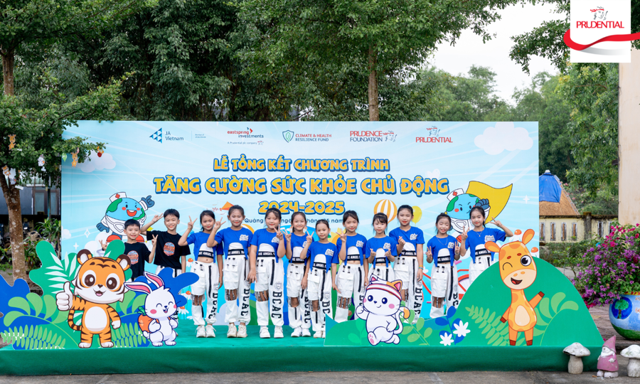 Các em học sinh chụp hình kỷ niệm tại sự kiện.