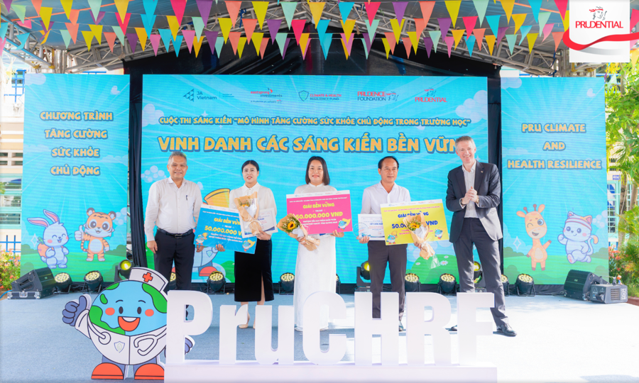 Các khách mời vinh danh top ba trường đạt giải thưởng cao nhất tại cuộc thi.