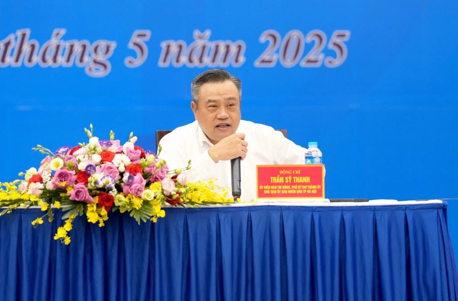 Ông Trần Sỹ Thanh, Chủ tịch Ủy ban nhân dân TP. Hà Nội giải đáp thắc mắc của công nhân. Ảnh: LĐTĐ.
