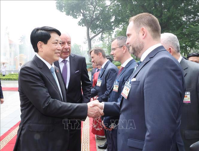 Tổng thống Sulyok Tamas giới thiệu thành viên đoàn Hungary với Chủ tịch nước Lương Cường - Ảnh: TTXVN