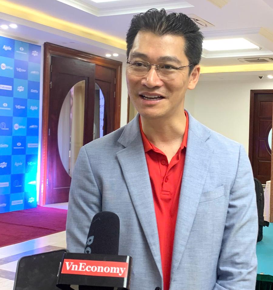"Dù có sử dụng AI hay không, câu hỏi cốt lõi vẫn là: chúng ta có thể mang lại giá trị gì cho khách hàng? Cách thức thực hiện có thể thay đổi nhờ AI, nhưng các câu hỏi kinh doanh cơ bản vẫn không đổi: sản phẩm này có mang lại giá trị cho khách hàng không? Liệu nó có khả thi về mặt thương mại không? Có thể đưa ra thị trường và tạo lợi nhuận không?", ông Vũ Tùng Lâm nói.