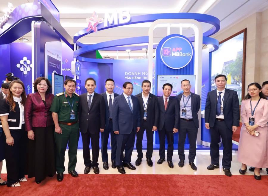 Đại diện đăng nhập bet88 vinh dự đón Thủ tướng chính phủ và Thống đốc Ngân hàng Nhà nước.