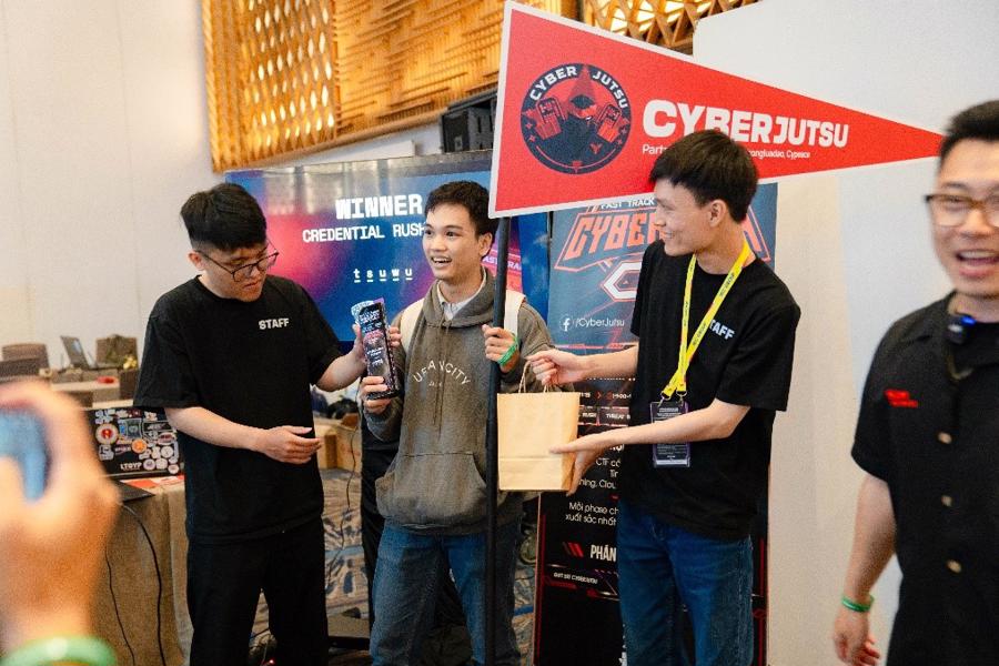 Chuyên gia Nguyễn Công Thành - CMC Telecom nhận cup Quán quân vòng thi Credential Rush từ ban tổ chức.