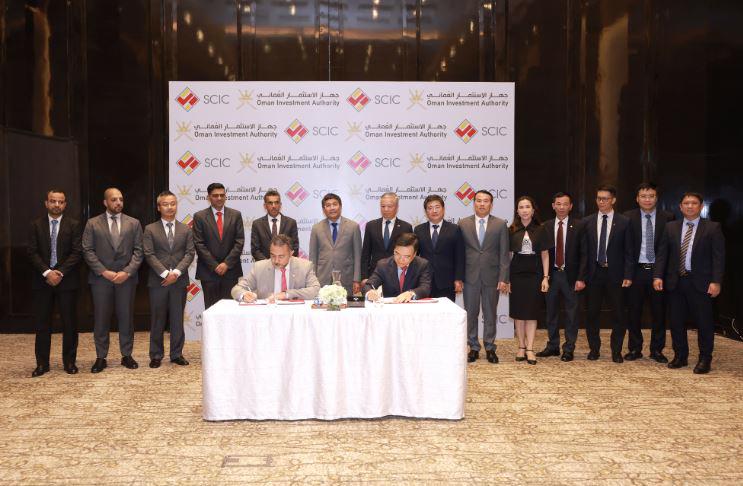 Ông Nguyễn Chí Thành - Chủ tịch HĐTV SCIC và Ngài Nasser Sulaiman Hamed Al Harthy - Phó Chủ Tịch Qũy Đầu Tư Quốc Gia Oman, Chủ tịch Hội đồng quản trị Công ty Cổ phần Đầu tư Việt Nam - Oman đại diện cho hai tổ chức ký kết Biên bản ghi nhớ.