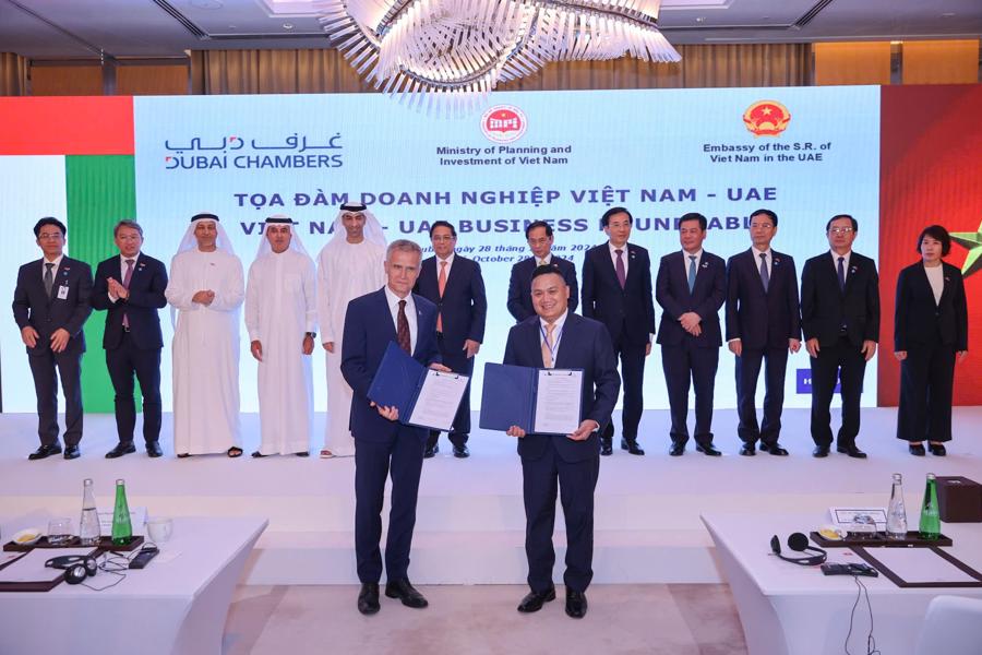 VIMC và Tập đoàn DP World thỏa thuận hợp tác phát triển Cảng Cần Thơ và khai thác tuyến vận tải thủy nội địa và phát triển hệ thống logistics.