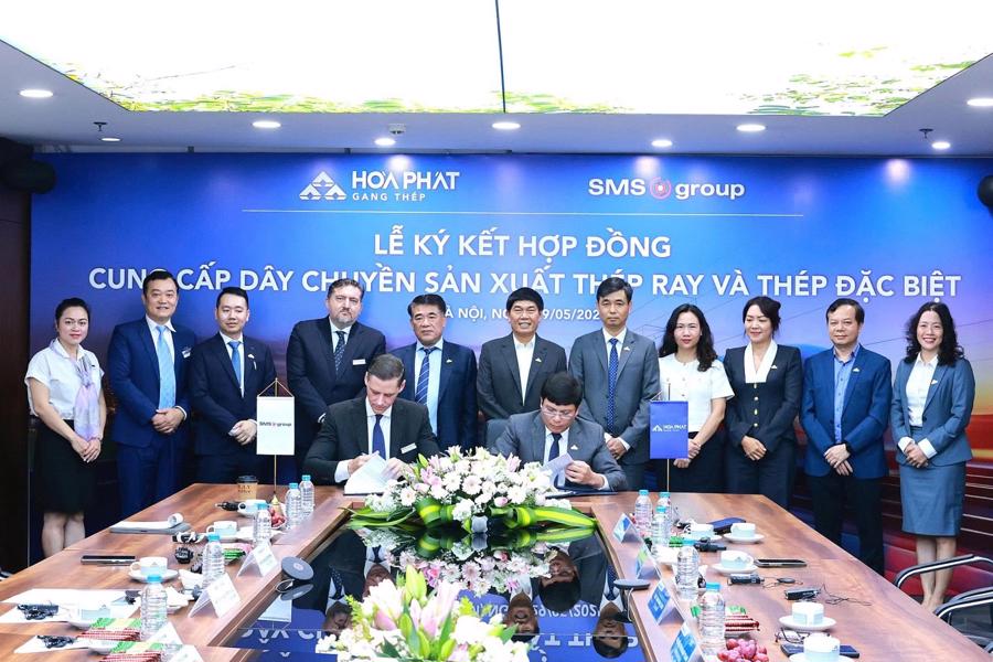 Lễ ký kết hợp đồng cung cấp dây chuyền sản xuất thép ray và thép đặc biệt giữa Tập đoàn Hoà Phát và SMS group.