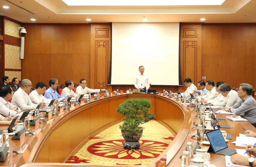 Tổng Bí thư Tô Lâm yêu cầu trước hết tập trung thực hiện hoàn thành các mục tiêu đề ra. Qua báo cáo của Cơ quan Thường trực, các bộ, cơ quan, địa phương vẫn còn 65 nhiệm vụ quá hạn chưa hoàn thành, đây là điểm nghẽn cần tập trung chỉ đạo, tháo gỡ ngay trong tháng 6 - Ảnh: VGP.