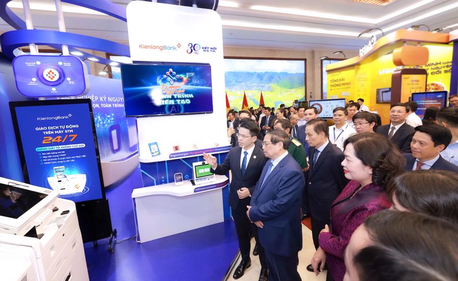 Ông Trần Ngọc Minh giới thiệu với Thủ tướng giải pháp Giao dịch viên AI đang được áp dụng tại Ngân hàng.