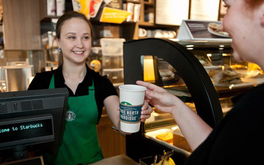 Starbucks nhận định AI không thể giải quyết vấn đề của khách hàng như nhân viên con người. 