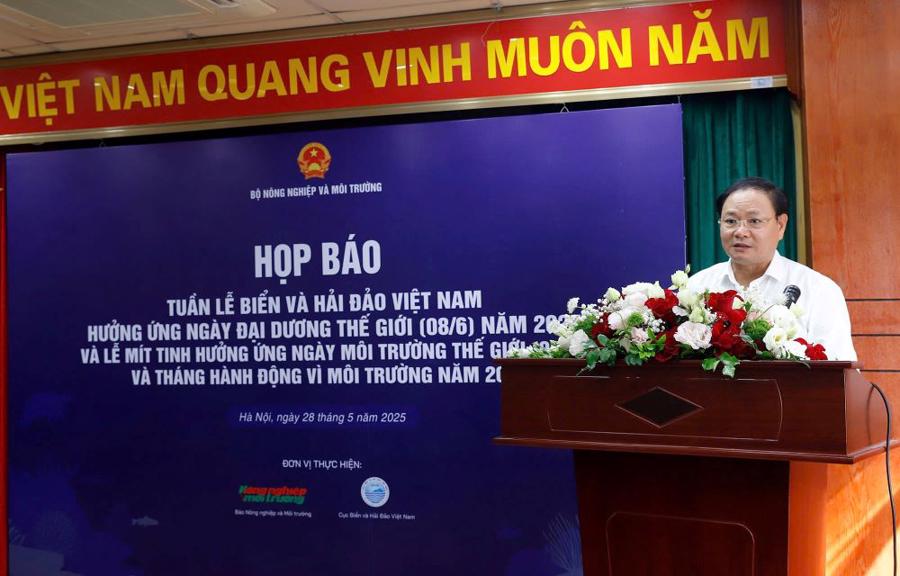 Ông Lê Minh Ngân, Thứ trưởng Bộ Nông nghiệp và Môi trường: " Chiến dịch toàn quốc “Chung tay giảm thiểu rác thải nhựa - Lan tỏa lối sống xanh” sẽ được phát động từ cuối tháng 5 đến hết tháng 6/2025, với hàng loạt hoạt động thiết thực. Chúng tôi kỳ vọng sự tham gia tích cực của người dân, doanh nghiệp, tổ chức xã hội, để chuyển hóa nhận thức thành hành động, lan tỏa lối sống thân thiện với môi trường đến từng gia đình, cộng đồng".