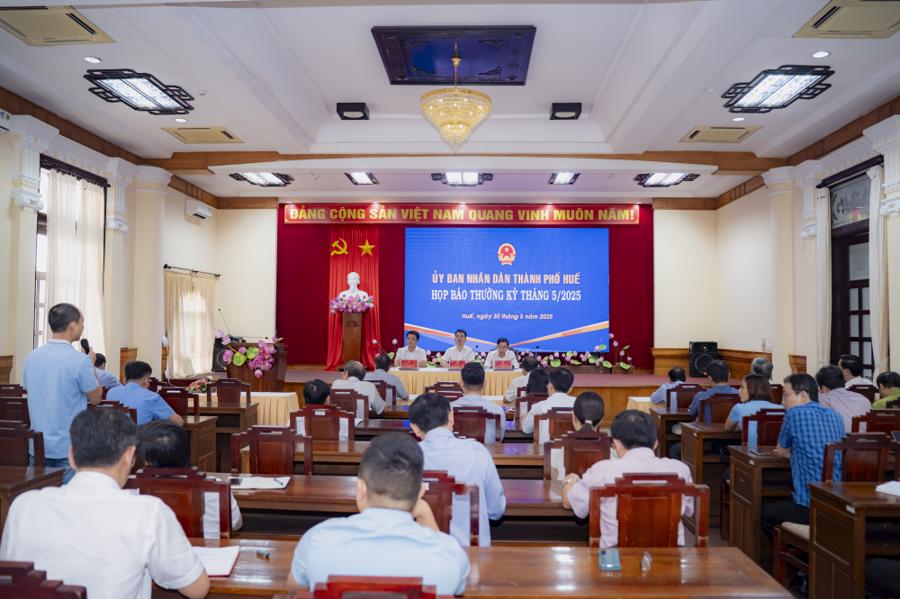 Toàn cảnh buổi họp báo