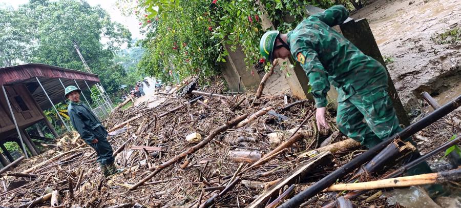 Lực lượng biên phòng phối họp với chính quyền địa phương và người dân triển khai dọn dẹp bùn đất, thông tuyến các đoạn đường bị chia cắt, hỗ trợ di dời người dân đến nơi an toàn. Ảnh Hiếu An.