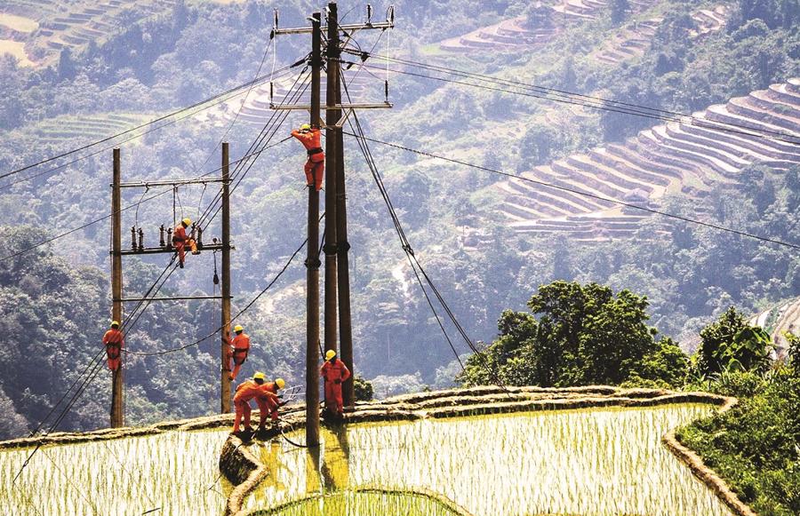 Khoảng 911.400 hộ d&acirc;n tại 14.676 th&ocirc;n, bản thuộc 3.099 x&atilde; tr&ecirc;n to&agrave;n quốc sẽ được cấp điện qua lưới điện quốc gia.