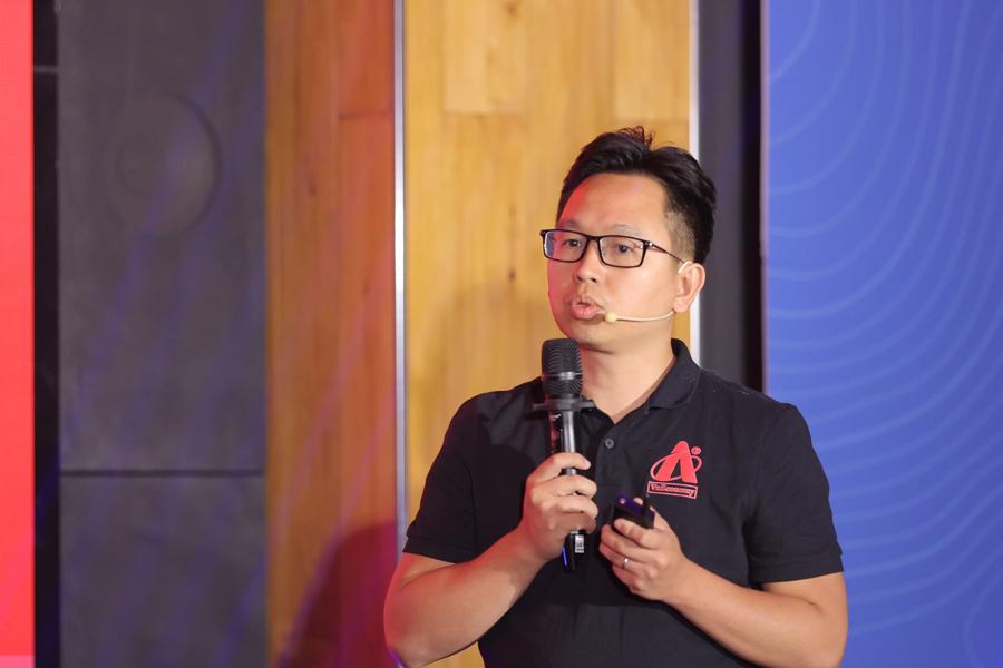 Theo TS. Trung Huỳnh, lợi thế đầu ti&ecirc;n của việc tự ph&aacute;t triển m&ocirc; h&igrave;nh AI l&agrave; khả năng t&ugrave;y chỉnh linh hoạt. &ldquo;Ch&uacute;ng t&ocirc;i c&oacute; thể điều chỉnh m&ocirc; h&igrave;nh để ph&ugrave; hợp với đặc th&ugrave; văn h&oacute;a v&agrave; ng&ocirc;n ngữ Việt Nam, từ đ&oacute; đ&aacute;p ứng tốt hơn nhu cầu của người d&ugrave;ng trong nước".