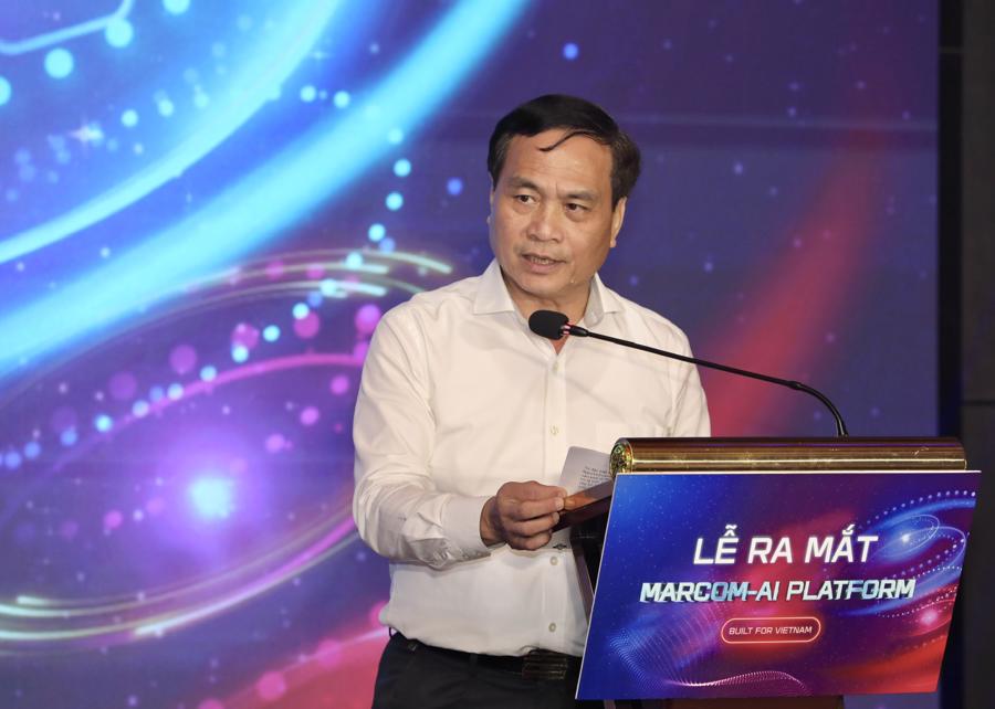 PGS.TS Phạm Ngọc Linh:"Sự ra mắt Marcom-AI Platform kh&ocirc;ng chỉ đơn thuần l&agrave; một hệ sinh th&aacute;i, một sản phẩm c&ocirc;ng nghệ m&agrave; đ&oacute; l&agrave; sự kết hợp tinh tế giữa tr&iacute; tuệ nh&acirc;n tạo v&agrave; c&aacute;c c&ocirc;ng nghệ ti&ecirc;n tiến. Qua đ&oacute; mang đến c&aacute;c giải ph&aacute;p đột ph&aacute;, tối ưu h&oacute;a quy tr&igrave;nh truyền th&ocirc;ng v&agrave; tiếp thị, gi&uacute;p cho c&aacute;c cơ quan b&aacute;o ch&iacute;, c&aacute;c tổ chức, doanh nghiệp tho&aacute;t ra khỏi c&aacute;c phương ph&aacute;p truyền thống v&agrave; bắt kịp với xu hướng to&agrave;n cầu&rdquo;.