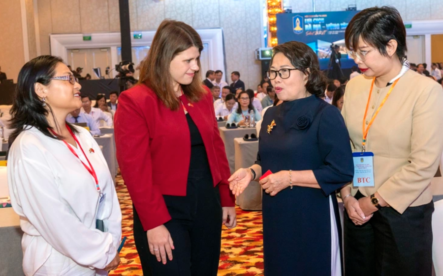 BàAlexandra Smith (áo đỏ), Tổng lãnh sự Anh tại TP.HCM, trao đổi với bà Nguyễn Thị Yến , Phó bí thư thường trực tỉnh Bà Rịa - Vũng Tàu (người thứ hai từ phải sang), tại hội nghị. Ảnh: Đông Hà.
