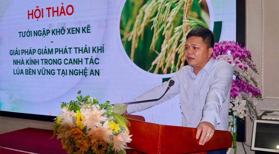 Ông Trịnh Đức Toàn, Phó Viện trưởng Viện Khoa học kỹ thuật nông nghiệp Bắc Trung Bộ, trình bày kết quả thực hiện dự án tại Nghệ An thời gian qua. Ảnh: Phú Hương.