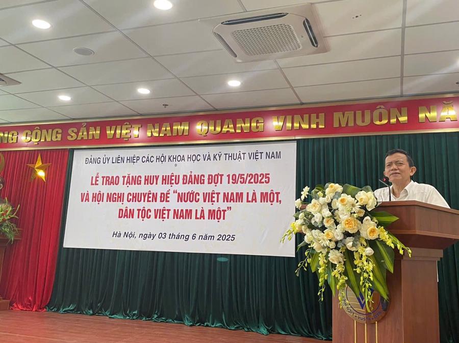 Đại tá, PGS.TS Nguyễn Mạnh Hà trình bày chuyên đề bài viết của Tổng Bí thư Tô Lâm "Nước Việt Nam là một, dân tộc Việt Nam là một".