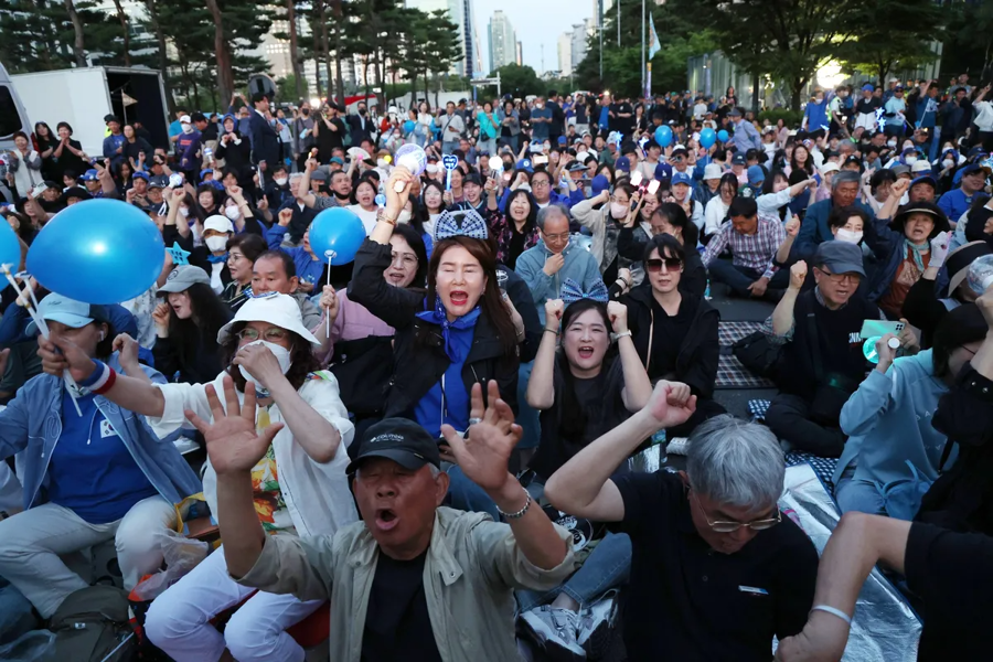 Những người ủng hộ ứng cử viên Đảng Dân chủ Lee Jae-myung tại Seoul ngày 4/6 - Ảnh: Getty Images