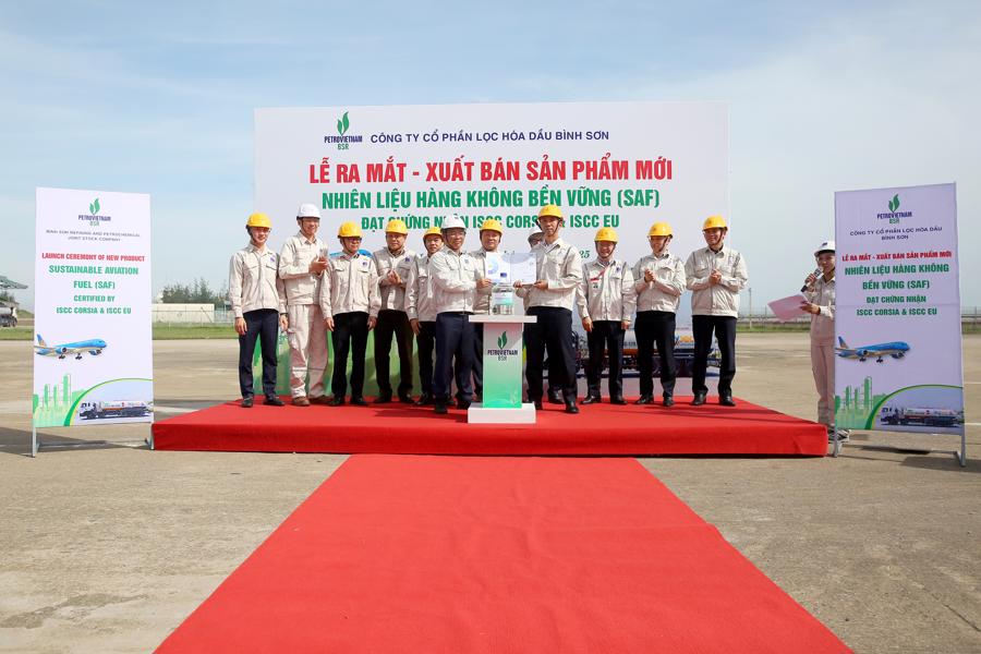 Đại diện Nhà máy Lọc dầu Dung Quất trao sản phẩm SAF cho Công ty Skypec, đánh dấu sự hình thành chuỗi cung ứng SAF đầu tiên tại Việt Nam.