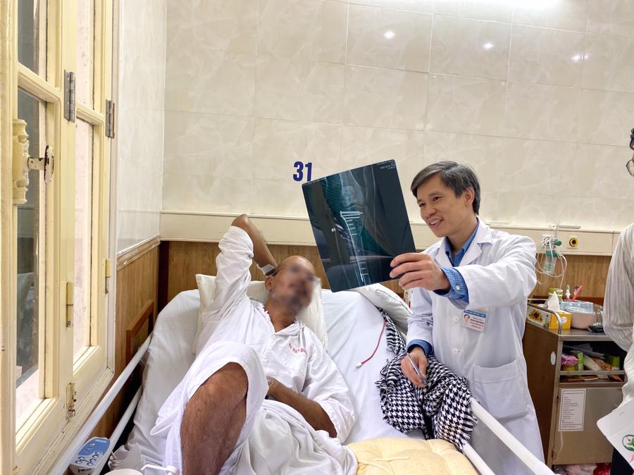 PGS.TS. Nguyễn Mạnh Khánh, Bệnh viện Hữu nghị Việt Đức, khám cho bệnh nhân.