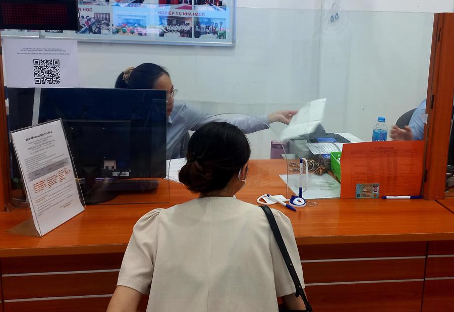 Công chức chuyển về cấp xã mới làm việc được giữ nguyên lương. Ảnh minh họa: PM. 