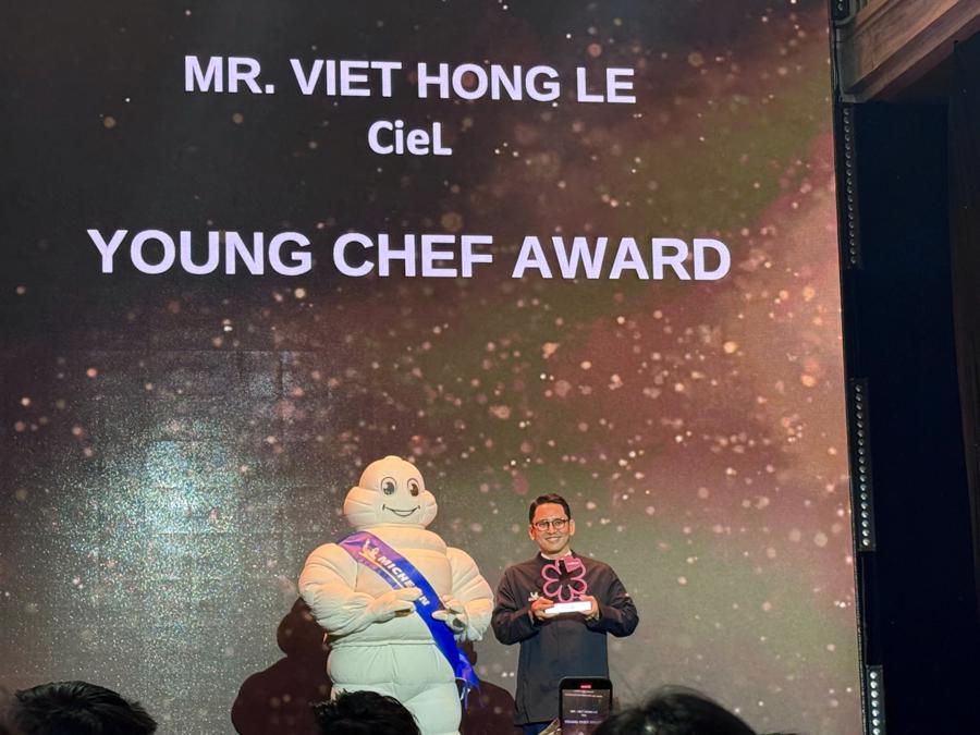 Đầu bếp Lê Việt Hồng từ nhà hàng CieL được vinh danh giải thưởng Đầu bếp trẻ xuất sắc của Michelin Guide.