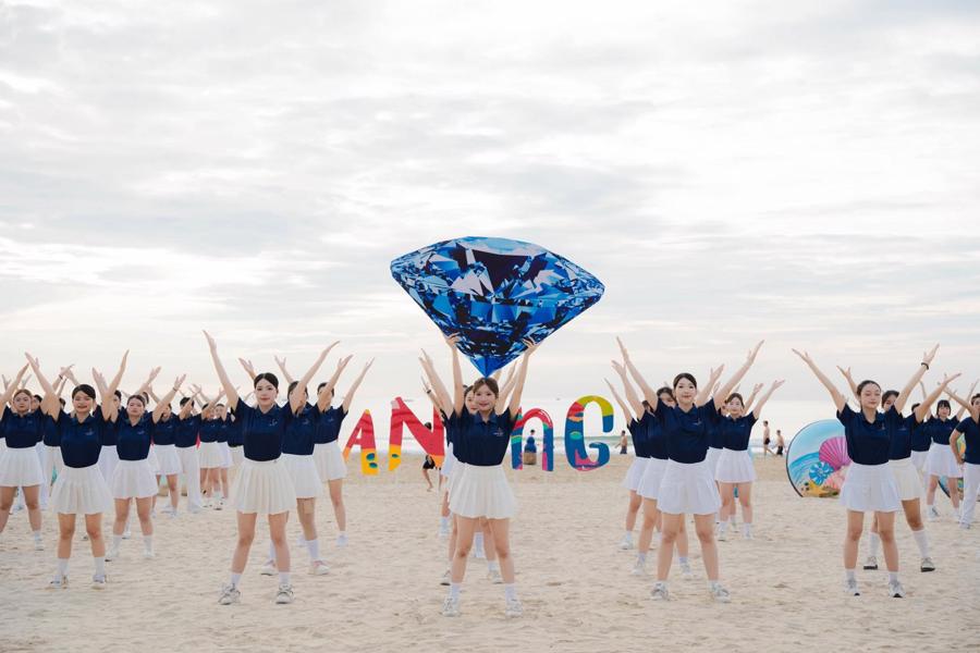 Màn trình diễn flashmob với năng lượng trẻ trung đã thu hút sự chú ý của đông đảo người dân và khách du lịch.
