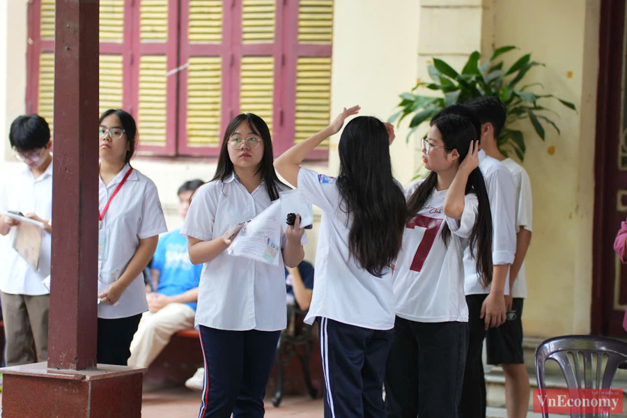[Phóng sự ảnh] Gần 104.000 học sinh Hà Nội sáng nay làm thủ tục dự thi lớp 10 - Ảnh 4