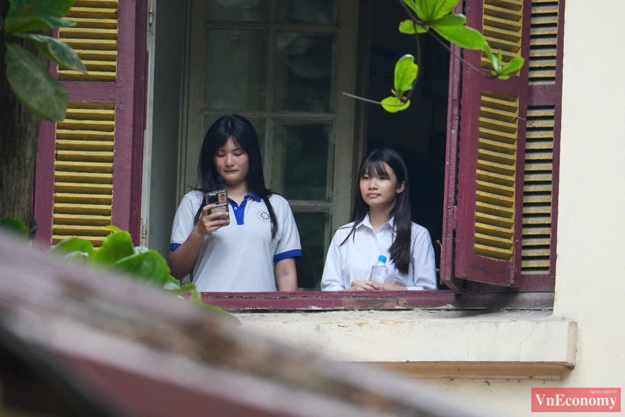 Trước kỳ thi, học sinh cần giữ tâm lý thoải mái, không quá căng thẳng, áp lực trước kỳ thi. Điều quan trọng là ăn, ngủ đúng giờ giấc, không thức quá khuya khiến cơ thể mệt mỏi, giảm trí nhớ, làm bài thi không hiệu quả.